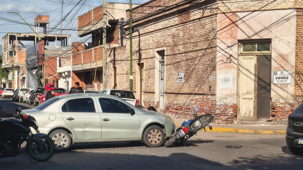 Choque entre un auto y una moto en San Martín y 9 de Julio Choque entre un auto y una moto en San Martín y 9 de Julio