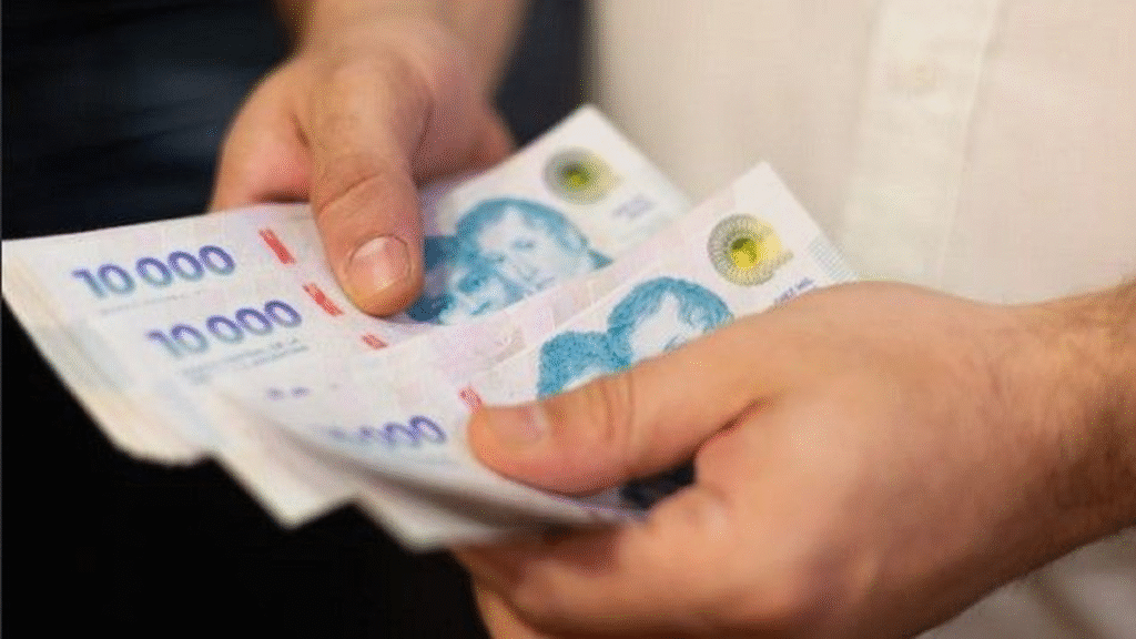 La mitad de los trabajadores privados cobra menos de .385.000 y no cubre la canasta básica
