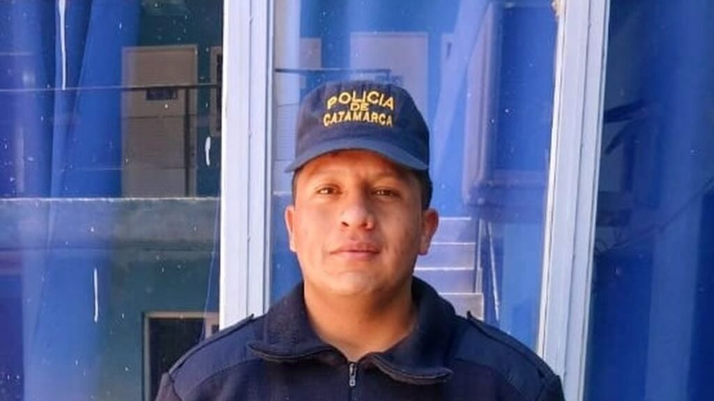 Un policía le salvó la vida a un bebé en Belén que se estaba ahogando Un policía le salvó la vida a un bebé en Belén que se estaba ahogando