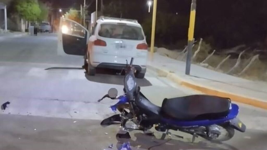 Dos adolescentes heridas tras chocar contra un auto en Saujil