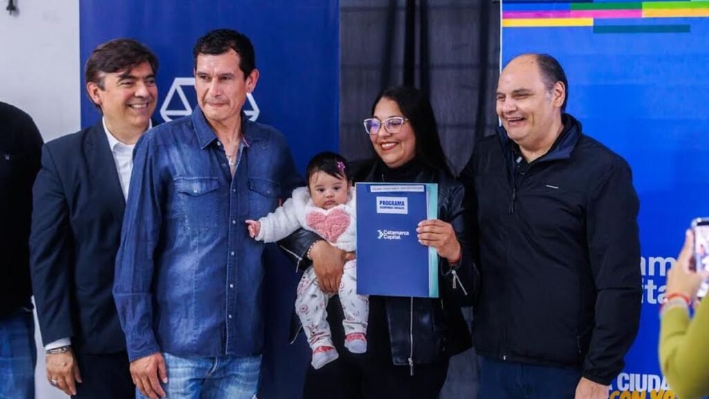 Gustavo Saadi encabezó una nueva entrega de escrituras gratuitas