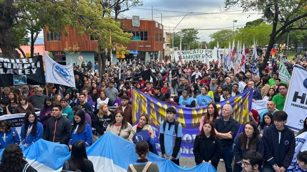 En Catamarca, una multitud marchó en defensa de la educación pública