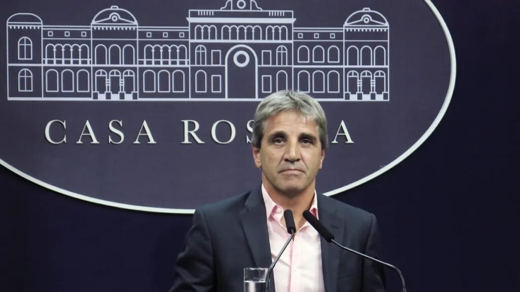Milei respaldó a Caputo y negó su salida del gabinete