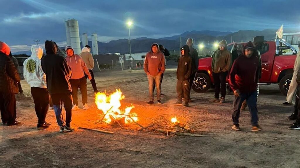 Proveedores mineros cortan el ingreso a la planta de litio en Fiambalá