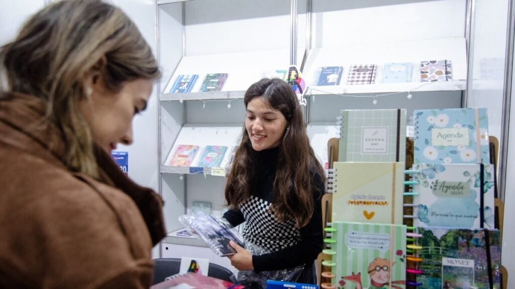 No sólo libros: objetos, juegos y creatividad también tienen su lugar en la Feria