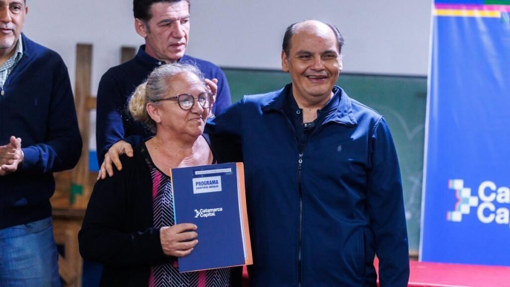 Saadi encabezó la entrega de escrituras a familias del barrio Altos de Choya