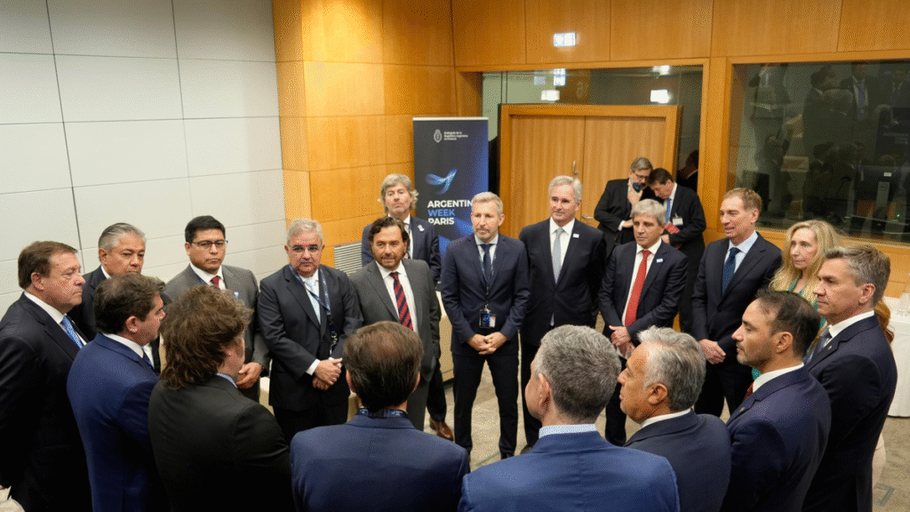 Javier Milei reunió a los 13 gobernadores argentinos que lo acompañaron a París