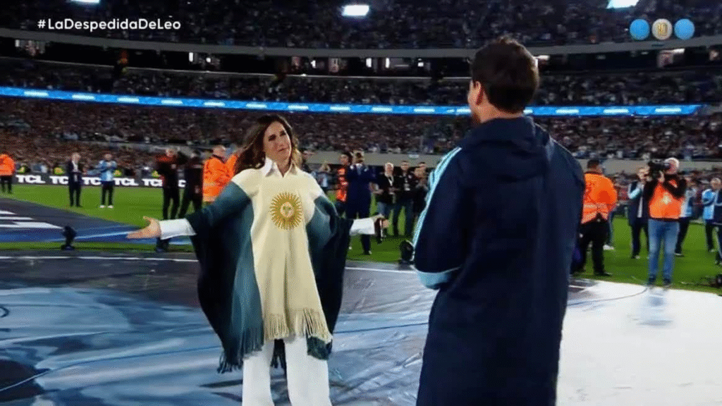 Messi era pura emoción en la hora del adiós y un futbolista de la Selección se le acercó a la Sole para pedirle el poncho catamarqueño