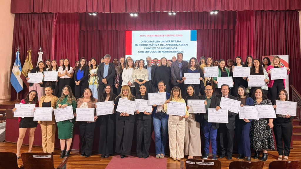 Docentes municipales recibieron certificados tras completar diplomaturas universitarias