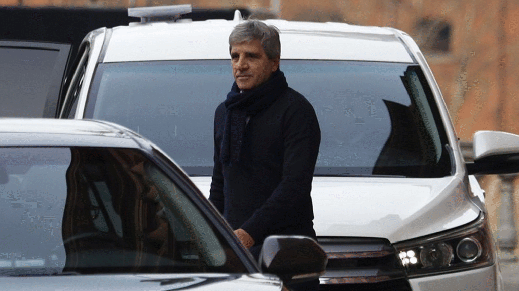 Denuncian a Luis Caputo y Bausili por las operaciones con el oro del Central Denuncian a Luis Caputo y Bausili por las operaciones con el oro del Central