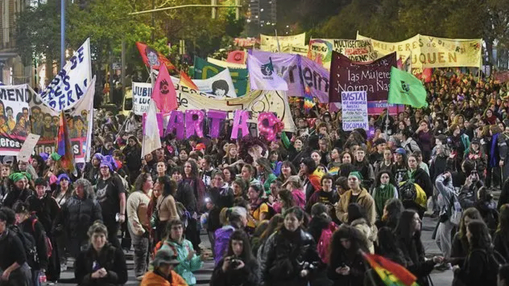 Entre reclamos, emoción y resistencia, miles de mujeres y diversidades marcharon en Córdoba Entre reclamos, emoción y resistencia, miles de mujeres y diversidades marcharon en Córdoba