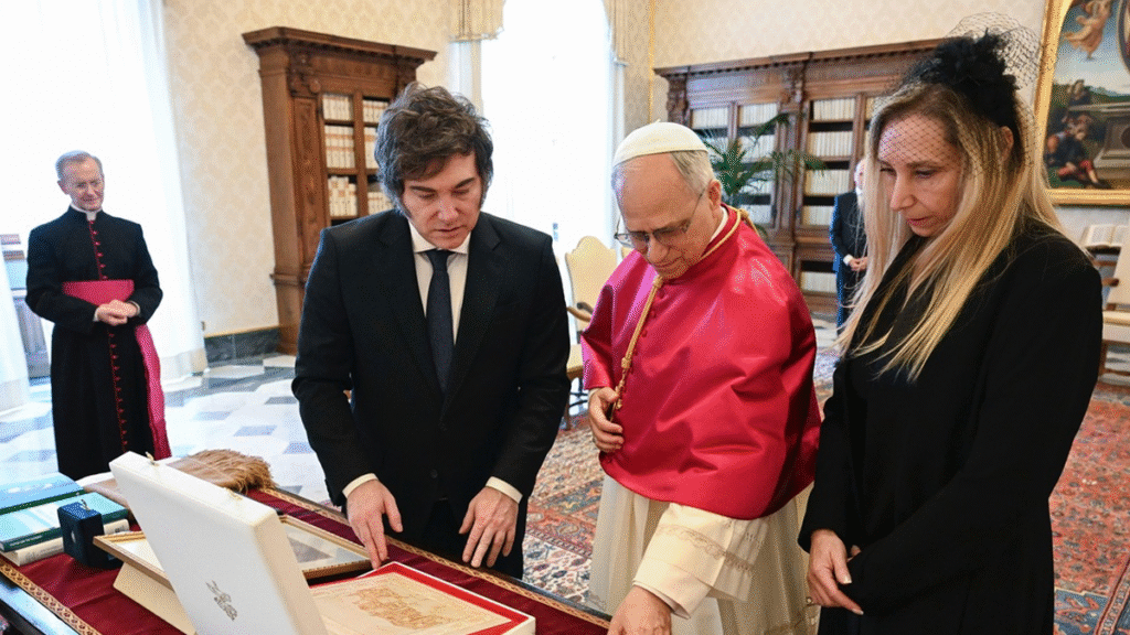 Milei no descartó cambios en la visita del papa León XIV a la Argentina tras su operación