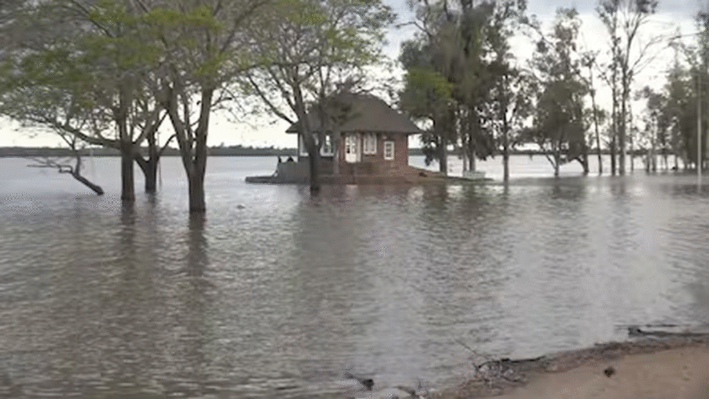 Alerta por la llegada de El Niño: más de 400 personas afectadas por el desborde de ríos en el Litoral