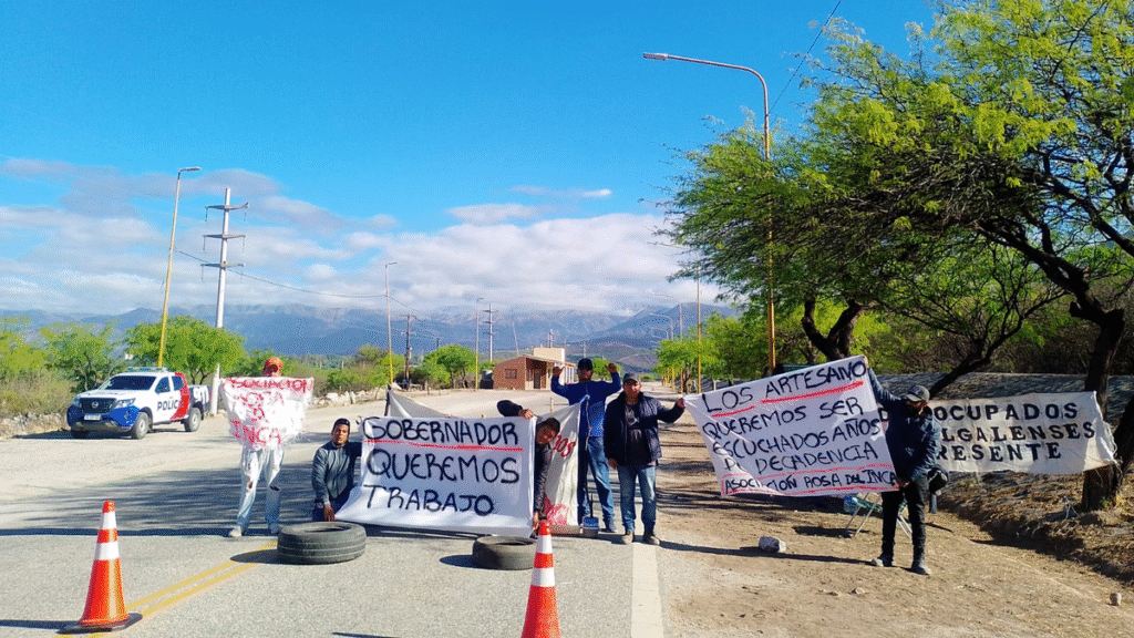 Artesanos de la rodocrosita cortan la Ruta 46 en reclamo de insumos y mejores precios