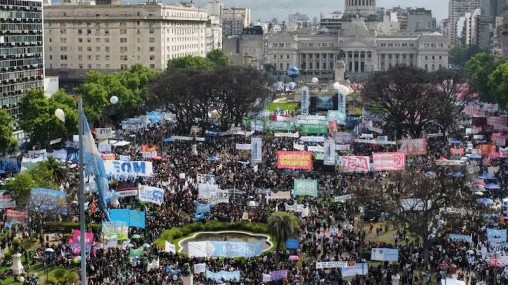 Una multitud marchó al Congreso para reclamar financiamiento y cumplimiento de la ley Una multitud marchó al Congreso para reclamar financiamiento y cumplimiento de la ley