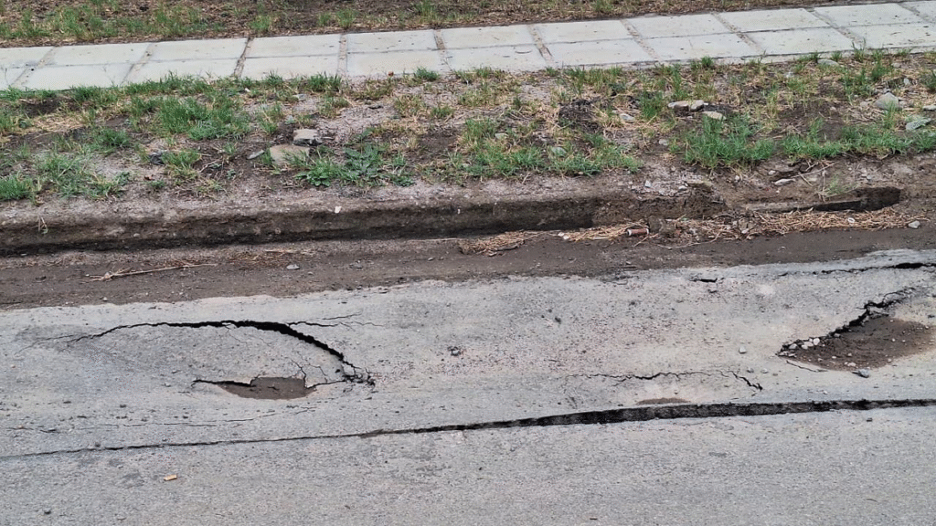 Colapsó un tramo de asfalto en Santa Rosa y hay preocupación por el intenso tránsito en la zona Colapsó un tramo de asfalto en Santa Rosa y hay preocupación por el intenso tránsito en la zona