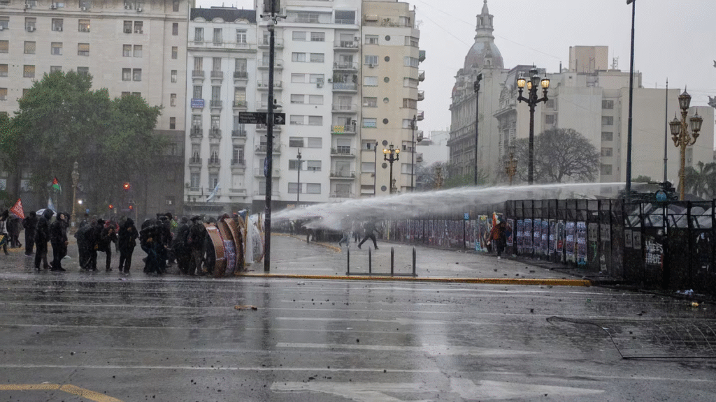 Incidentes en la Marcha Federal Universitaria: manifestantes arrojaron piedras y Gendarmería respondió con hidrantes Incidentes en la Marcha Federal Universitaria: manifestantes arrojaron piedras y Gendarmería respondió con hidrantes