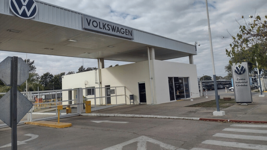 Tras las suspensiones y los retiros voluntarios, Volkswagen retomará los dos turnos de producción en 2027 aunque con menos personal