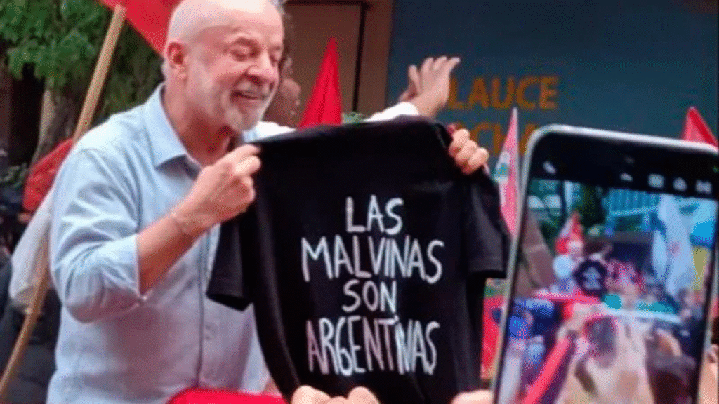 Lula mostró una remera con la consigna “Las Malvinas son argentinas” en el cierre de su campaña